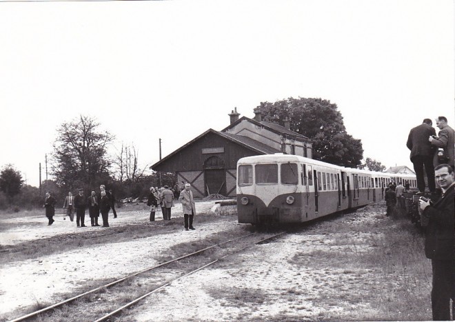 BA Souesmes Autorail Verney + Remorque Couplage Vers Salbris Voyage FACS 17.10.1971 Photo Bazin.jpg