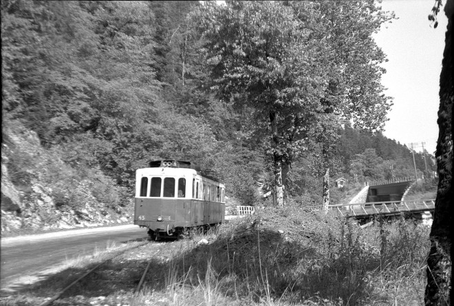 25 - Le tram sur la route de Oye-et-Pallet en Août 1950 Pont provisoire.jpg