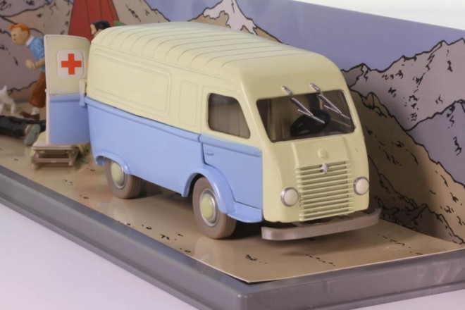 Tintin-objectif-lune-l_ambulance-de-la-base-car--8.jpg