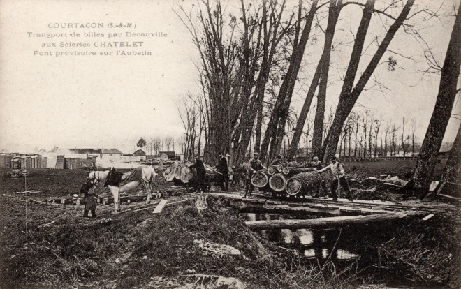 77 - Courtacon - Transport de billes par Decauville.jpg