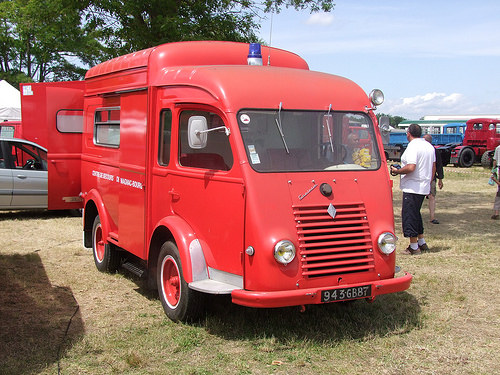 Ambulance rehausse d'origne Renault.jpg