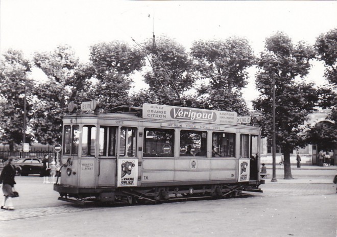 44 - Nantes tramway Place Leroux le 7 septembre 1953.jpg