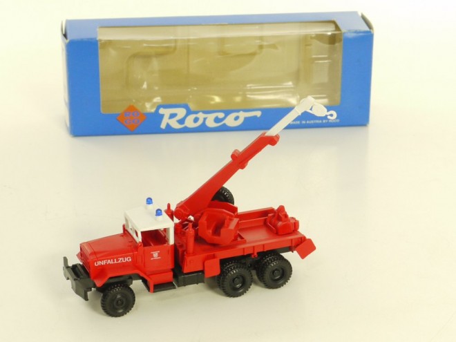 Roco 1327 GMC pompier avec grue 01.jpg