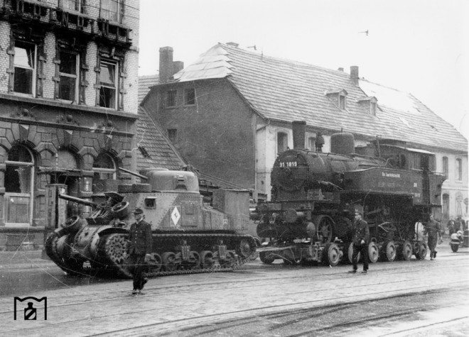 Transport de la locomotive Sarrebruck 911819 sur remorque Culemeyer avec l'aide d'un char de dépannage M31 français, le 21.04.1946..jpg