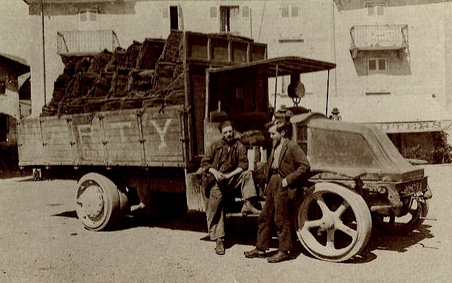 Renault LP 1924 - 4 cyl - 20 CV - 7 T de CU.jpg