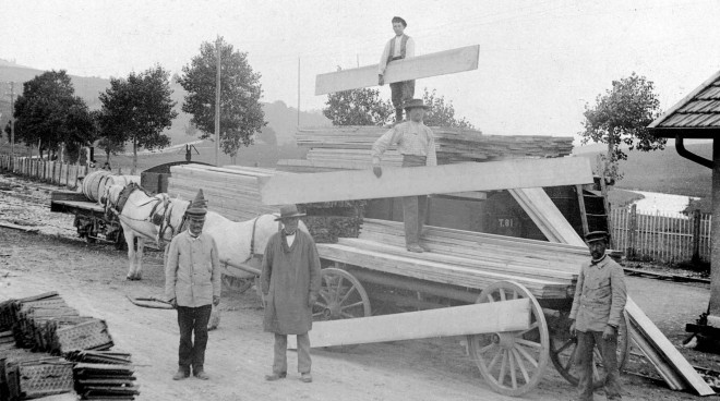 25 - Chargement de planches sur un wagon du Tacot en Gare de Mouthe en 1903.jpg