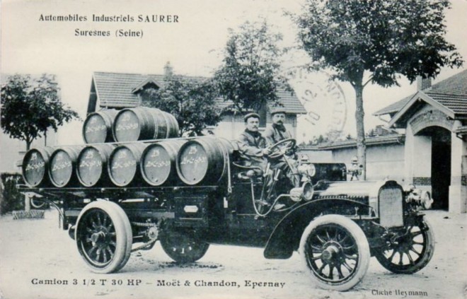 92 - SURESNES -- Automobiles industriel SAURER - Camion Moët et Chandon , EPERNAY.jpg