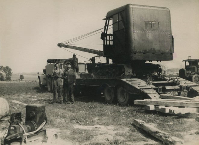 Transport d'une pelleteuse à chenilles. Entreprise Paul Frot à La Chapelle-Saint-Luc (Aube)..jpg