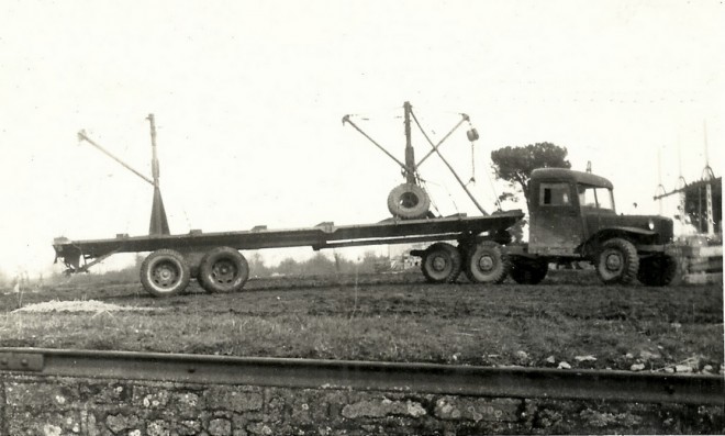 22 COTES DU NORD  PLAINTEL TRANSPORT POTEAUX ELECTRIQUE 1951.jpg