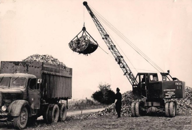 Braine Aisne grue des grévières Dussancourt aux betteraves années 50 grue Fuchs camion Opel Bussing Allemand de 1945 .jpg