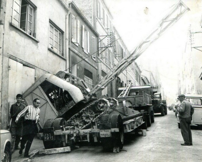 13 - GRUE EN FACHEUSE POSTURE  ENTREPRISE ROSSI MARSEILLE.jpg