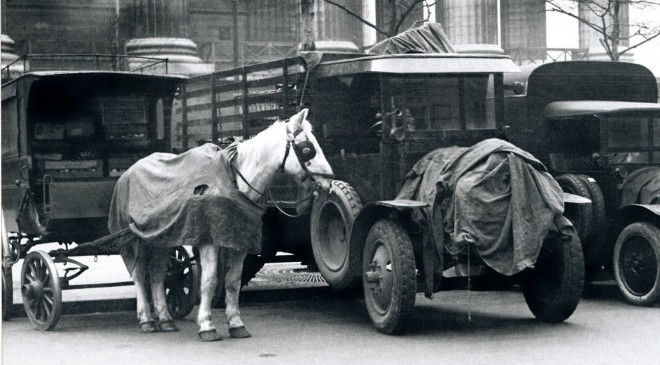 Hippomobile-Voiturelivraison-1930.jpg