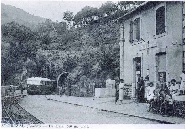 48 St Frezal Gare CPA.jpg
