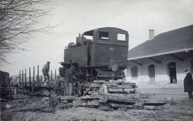 00 - Chargement d'une 030 T Koppel ou Borsig sur un wagon - Photo X.jpg