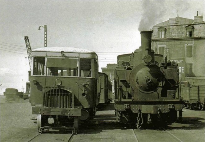 50 - Autorail Verney et loco Weidknecht 030 T sur le port - GRANVILLE.jpg