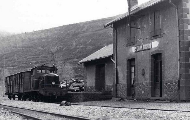 48 St Julien d'Arpaon Bouc en gare.jpg