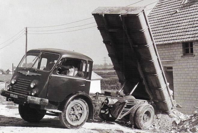 RENAULT Fainéant 3.jpg