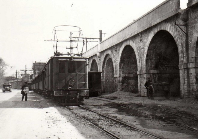 13 - Nimes fourgon automoteur n° V 8 au terminus situé en dessous du viaduc SNCF Photo Chapuis Avril 1948.jpg