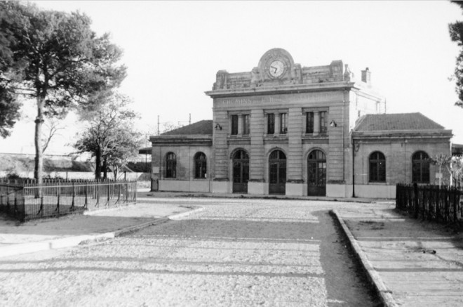 13 - Nîmes. Gare du chemin de fer de la Camargue. Photo Jacques Bazin. 7 mai 1954.jpg