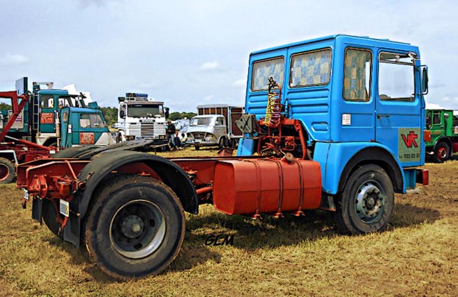 SAVIEM - cabine 860 - Vue arrière 2.JPG