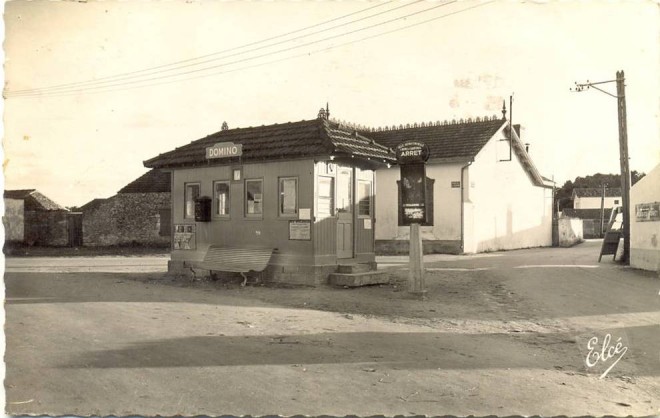 17 - ILE D'OLERON DOMINO LA PLACE DE LA GARE A DROITE LA ROUTE DE LA PLAGE 1953.jpg