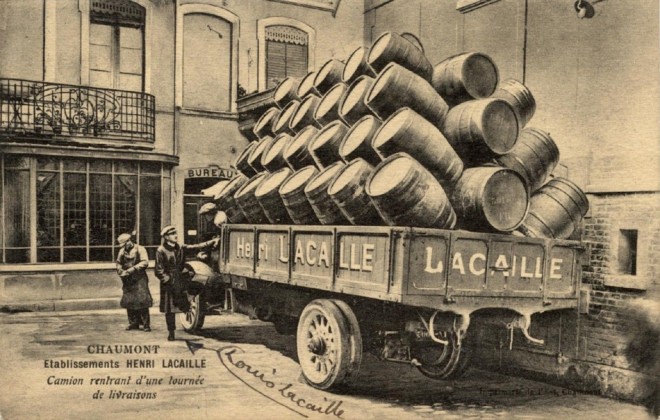 CHAUMONT, etablissements Henry LACAILLE, camion rentrant de livraison.jpg