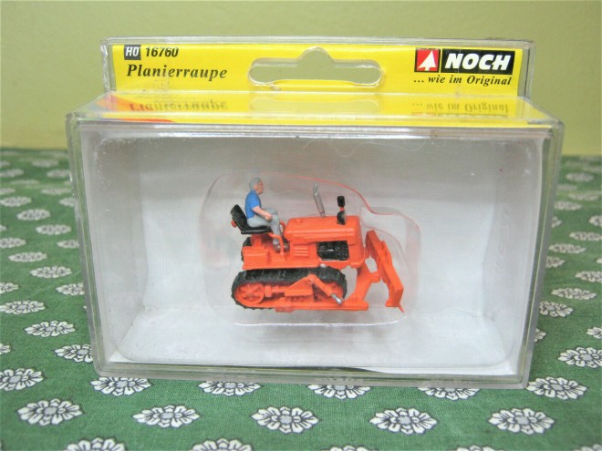 Noch 16760 bulldozer 01.jpg