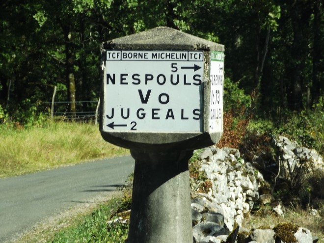 Borne_Michelin_gouffre_de_la_Fage.jpg