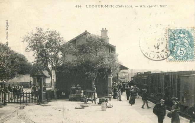 14 - Luc sur Mer -arrivée du train-.jpg
