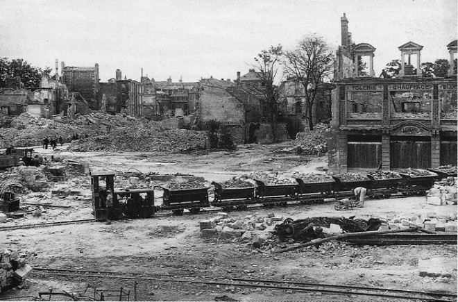 rue des carmelites le premier Decauville fut installé le 11 avril 1945.jpg