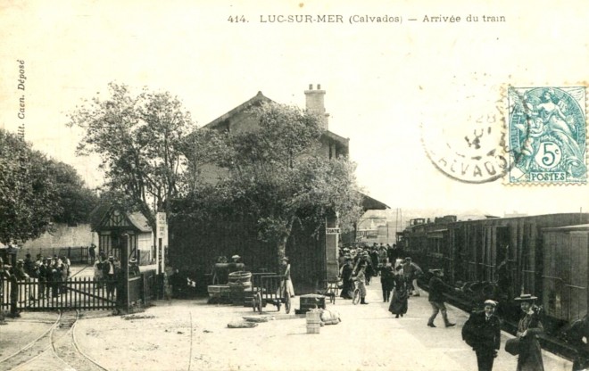 14 - Luc sur Mer -arrivée du train-.jpg
