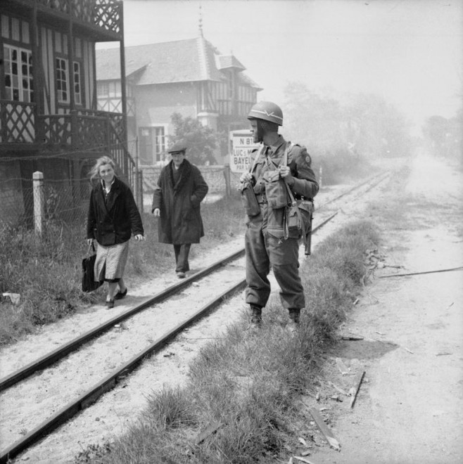 D-day_-_British_Forces_during_the_Invasion_of_Normandy_6_June_1944_B5043.jpg