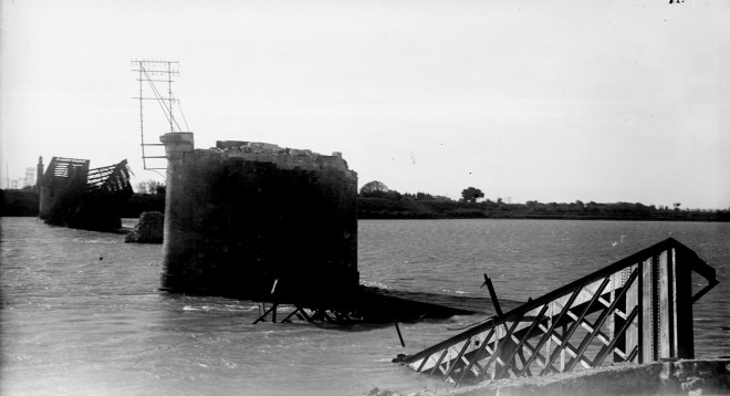 Pont aux Lions détruit.jpg