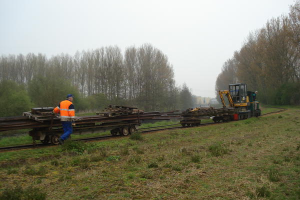 mini pelle sur train.jpg