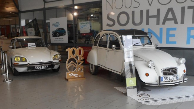 Présentation voitures 100 ans Citroën - ID20 et 2 CV 6 Spécial.jpg