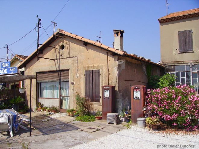 Ancienne_station_service_Frejus_07_2006.jpg