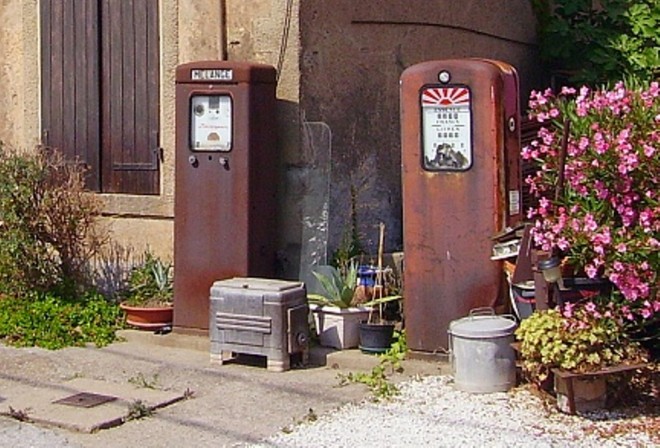 Ancienne_station_service_Frejus_07_2006.jpg