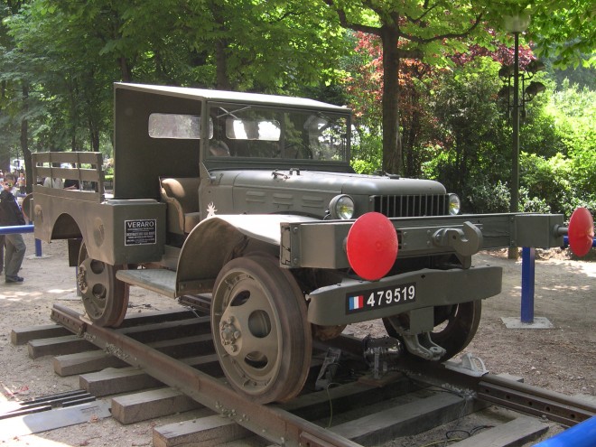 France_Paris_Champs_Elysees_Dodge.JPG