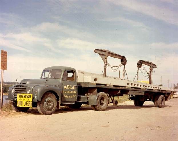 Citroën P55 et remorque porte-poteaux.jpg