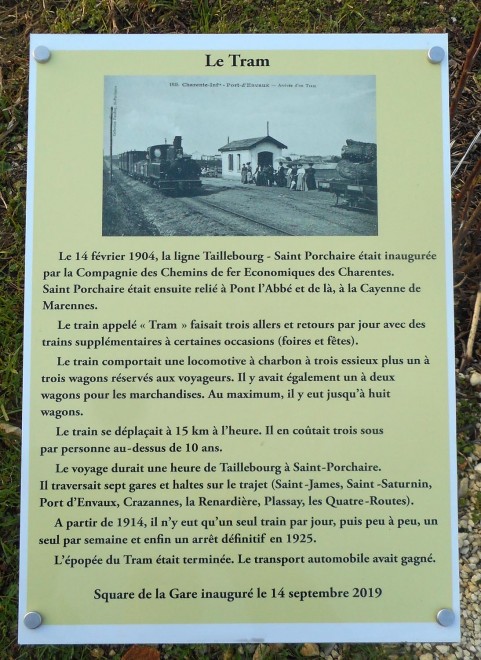 Port d'Envaux (le tram).jpg