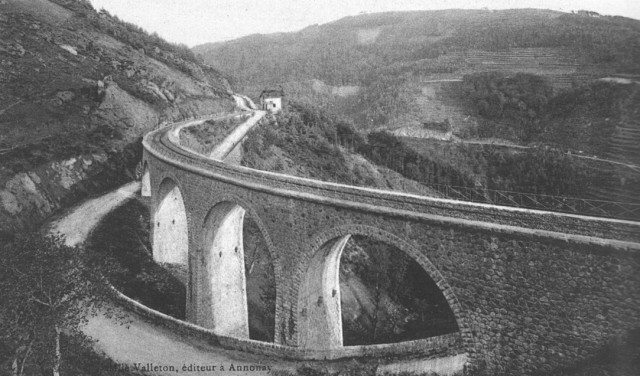 viaduc et PN d'Intres.jpg