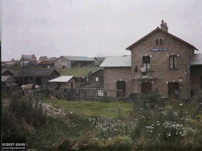 SE Somme Combles Gare 04 08 1922 AUTOCHROME Photo Frederic Gadmer collections albert-kahn hauts-de-seine.jpg