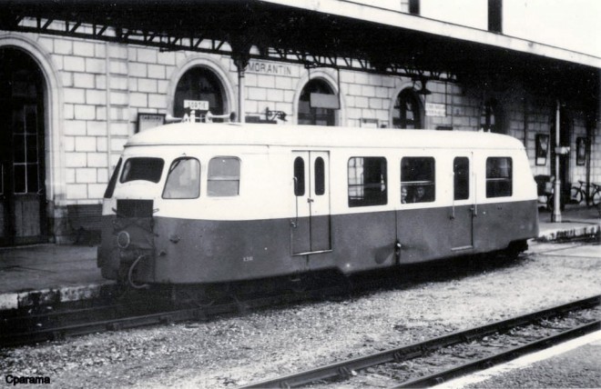41 - ROMORANTIN (L.-et-C.) - L'Autorail Billard stationne en gare vers 1955..jpg