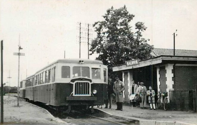 41 - SALBRIS - Autorail venant de Romorantin en gare de Salbris 1950.jpg