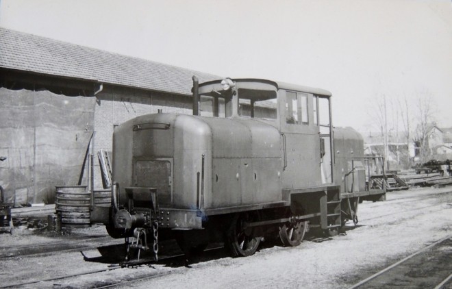 41 - Romorantin Photo CF Blanc à argent locotracteur diesel B.A au dépôt locomotive collection Chapuis.jpg