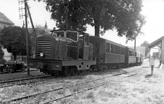 25 - Train Pontarlier -Mouthe en gare de Malbuisson en 1949 voitures à bogies des CFV de Haute-Saône, suivies d'une voiture à bogies type Besançon-Amathay et de la remorque d'autorail Brissonneau R9..jpg