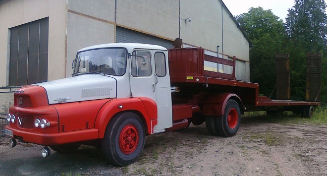 Tracteur UNIC V8 - AVAIA.jpg