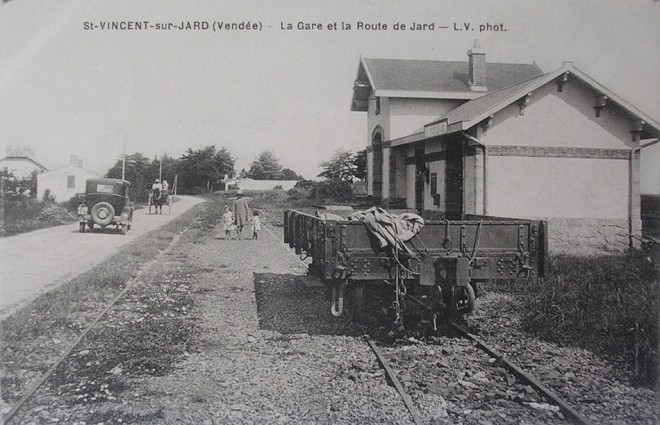 85 - SAINT VINCENT SUR JARD - LA GARE ET LA ROUTE DE JARD -.jpg