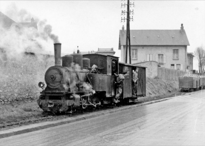45 - Locomotive 050 T Koppel n° 5-3 - PITHIVIERS - Photo Bazin 1960.jpg