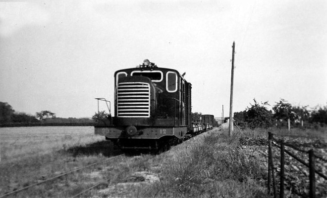 1f1 locotracteur pre de laroche 1950 cliche laurent.jpg